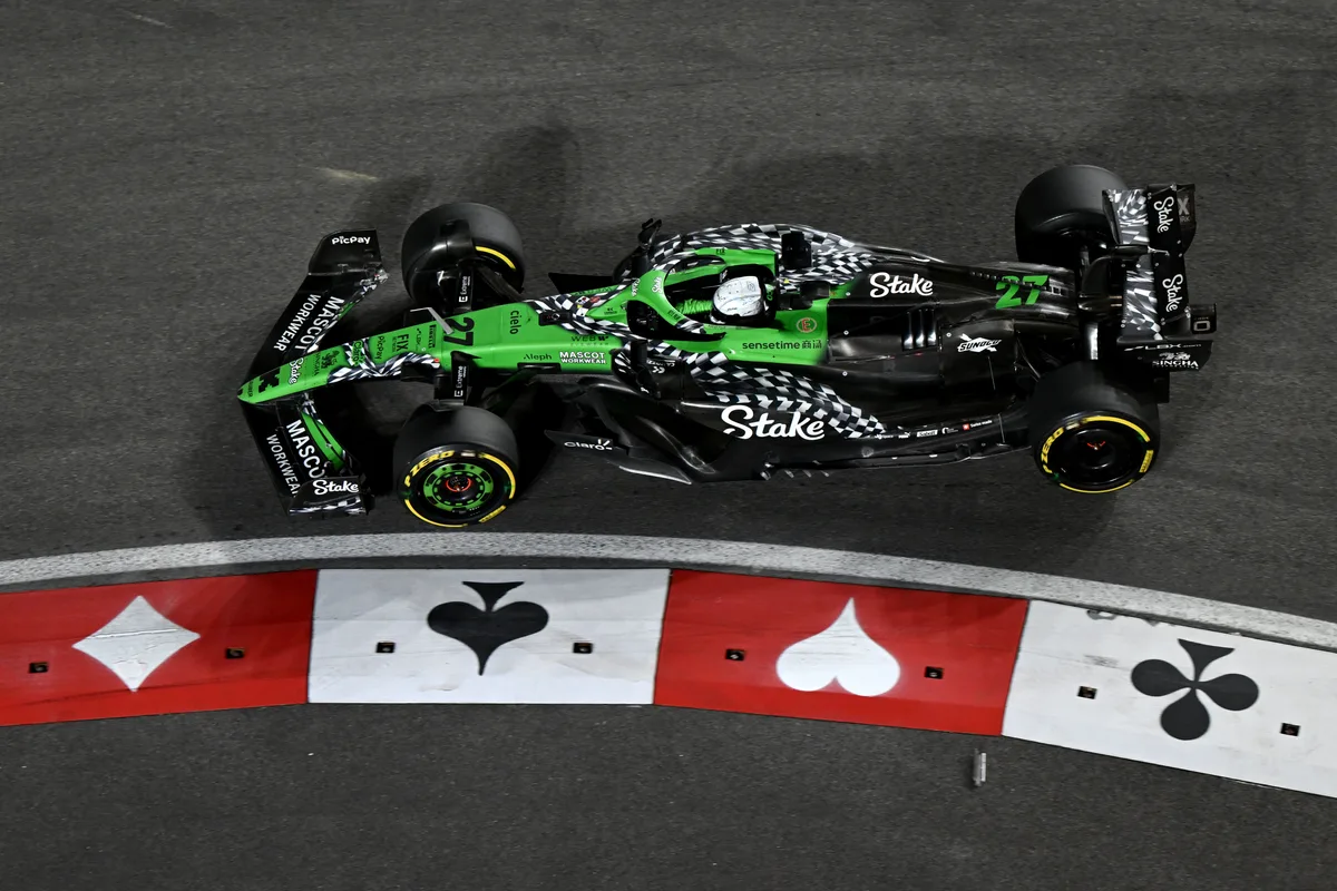 GP von Las Vegas 2025: Das Zielflaggenmuster auf dem Auto von Nico Hülkenberg weist auf das Ende der Sauber-Ära (und der giftgrünen Farbgebung) hin. Ein Formel-1-Auto fährt auf einer Rennstrecke.